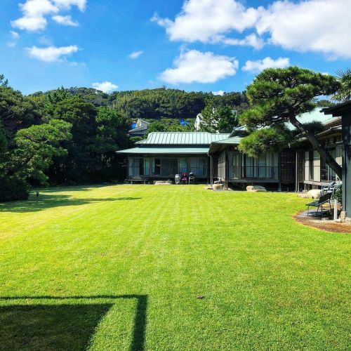 KKR逗子松汀園 / KKR Zushi Shoteien Garden, Zushi, Kanagawa 神奈川県逗子市の旅館『KKR逗子松汀園』の庭園が素敵…！ 逗子のビーチに徒歩3