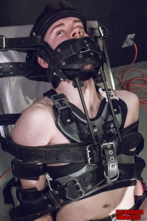 gaybondageboys:Can’t even look down at his own dick… So lucky