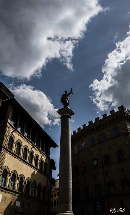 Piazza Santa Trinita, Firenze, Italia.www.jcllib.tumblr.com