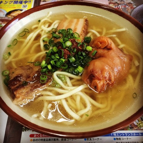 宜野湾そば(アッサリの細麺)なう。 #okinawa #ginowan (宜野湾そば)