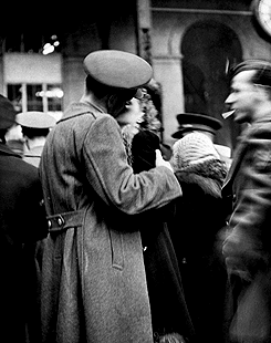 onscreenkisses: Farewells at Penn Station by Alfred Eisenstaedt for ‘LIFE Magazine’