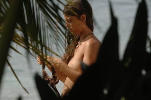 toplessbeachcelebs:  Sara Tommasi (Italian Actress) caught topless on the beach (October 2006) 