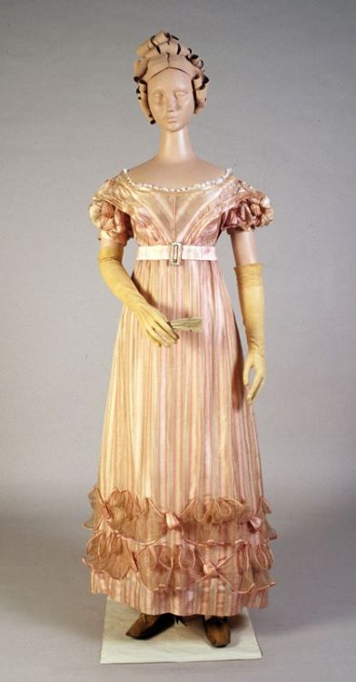 Dress pink and white figured silk gauze with scallops and bows of pink silk with pink satin.Date 182