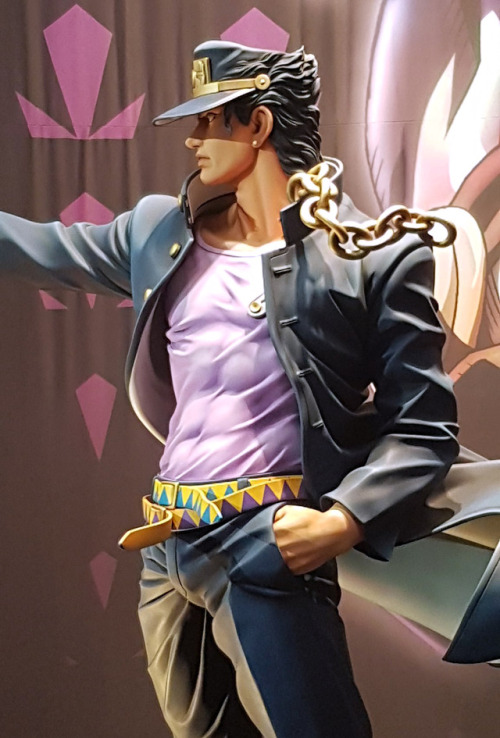 highdio:  Nice details on that life-size Jotaro statue at NYCC (photo via twitter).