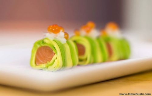 idreamofsushi: Salmon + Avocado Roll by makesushi1.