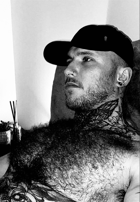 hairymike53:poilupeludo:poilupeludo:MY FAVORITE COMBINATION:  TATS, MUSCLE &amp; HAIR. SO FUCKABLE!Beautiful 😍  POILU EN NOIR ET BLANC !