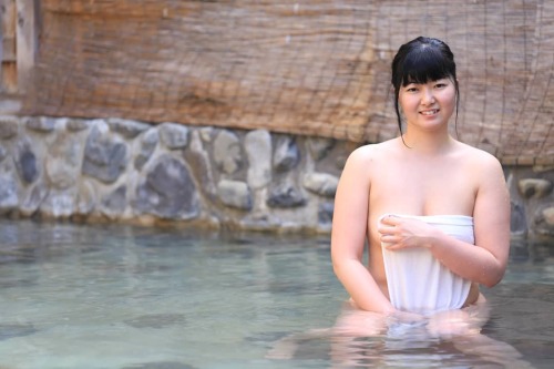 こんばんは♪ ・ 良い夢見ろよ❇️ ・ 奈良県にある上湯温泉｢神湯荘｣ ・ 広々した露天風呂を貸し切れるなんとも贅沢な旅館です ・ #温泉モデル#しずかちゃん#温泉#混浴#hotsprings#mix