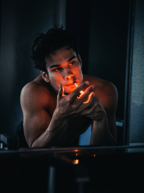 simon-magus-loves-cigs: Drew Ray Tanner  Smoking maks you more attractive and popular!