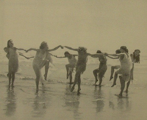 madivinecomedie: Constance, Isadora Duncan, Maud Allan, Ruth St. Denis dancing barefoot by the sea f