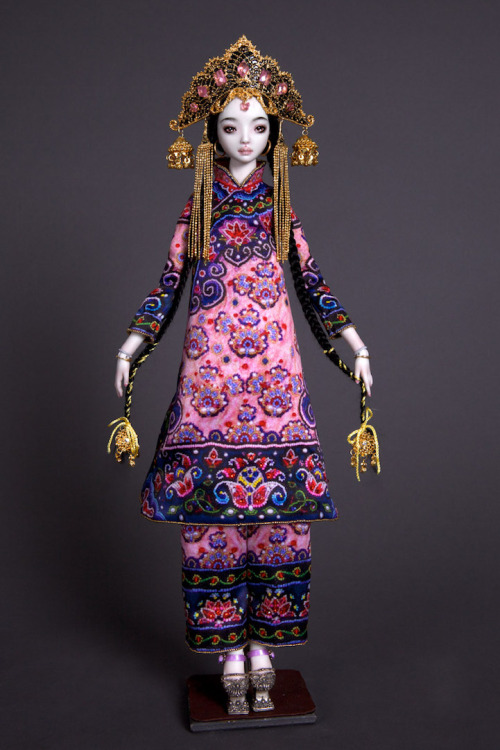 lilbuttshorty:  sixpenceee:  Dolls by Artist Marina Bychkova.  I want a black one! 