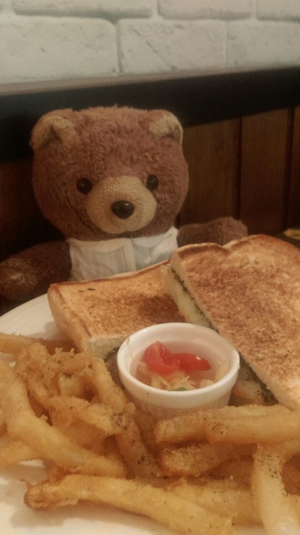 Taiwan Teddy Bites Toast! 鯊魚咬吐司 (大直店) 鯊魚咬吐司菜單最近加好多新菜!小熊點了瑪格莉特暖暖咬吐司~ 天氣冷冷要吃暖暖的烤麵包夾起司，番茄，和九層塔配調過味道的香香薯