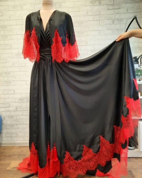 Silk and lace, red and black Gorgeous robe  #silkrobe #silkandlace #widowrobe #шелковыйхалат #будуар
