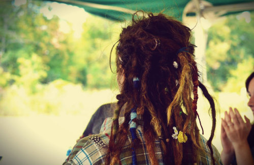 dreadlockinfo:  ✧･ﾟ:*✧･ﾟ:* Allie: falconwings.tumblr.com ✧･ﾟ:*✧･ﾟ:* twist&rip, backcombing, and crocheting! and lots of love :) 