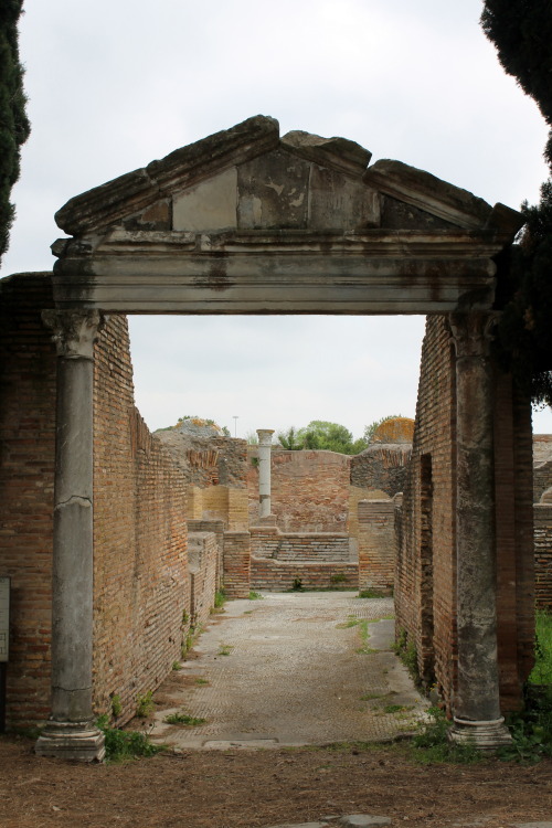 echiromani:Entrance to the Domus del Protiro (House of the Porch) in Ostia Antica.