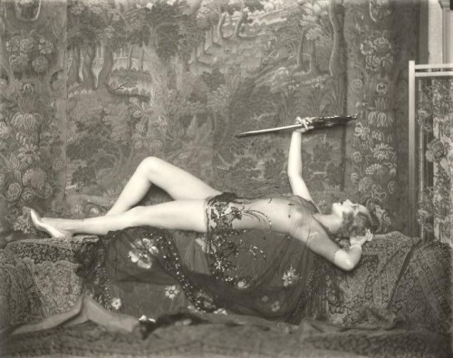 igetoffmylawn:  girl-o-matic:  Drucilla Strain photographed by Alfred Cheney Johnston.  The iconic large ornate hand mirror 