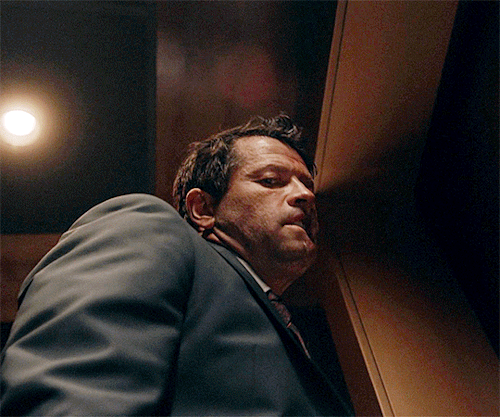 MISHA COLLINS As HARVEY DENTin GOTHAM KNIGHTS | 1.13 Night Of The Owls