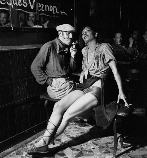 Dans un bar de Pigalle à Paris en 1938 un &lsquo;Apache&rsquo; et sa protégée  Emile Savitry Nudes &amp; Noises  