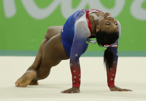 Porn the-movemnt:  Simone Biles becomes the first photos