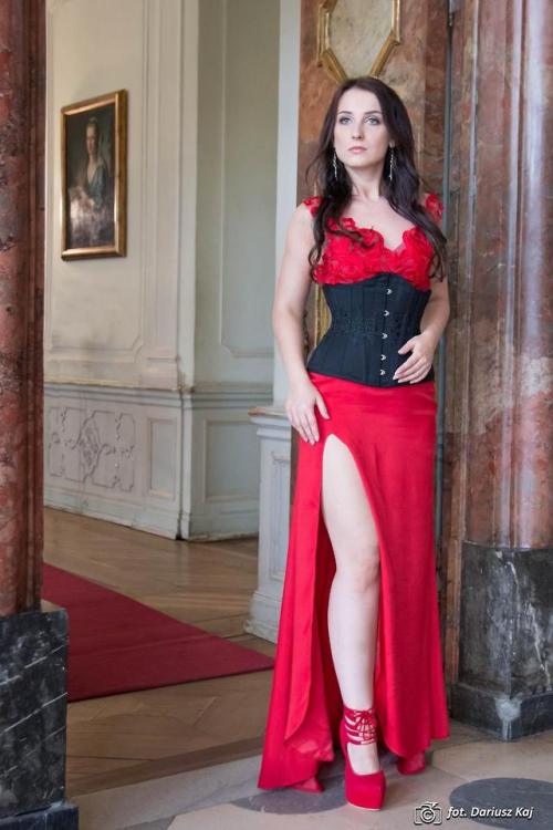 espartilhos:   Model: Scarlet - Photomodel Photo: Dariusz Kaj Photography Styl.: Pracownia Krawiecka G-Style Corset: Papercats Make up: Martyna Ciapa Hair: Tomasz Toman  