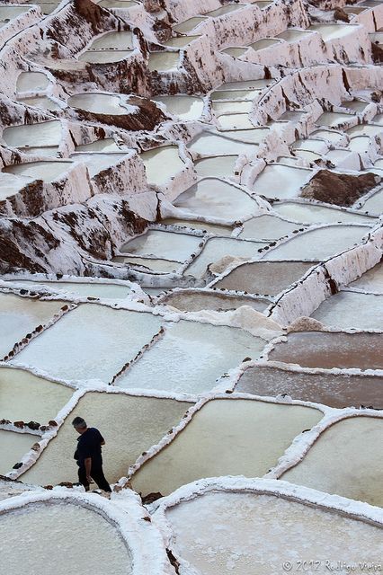 praial:Perú: Salt evaporation ponds in Maras, a town in the Sacred Valley of the Incas, Cusco.