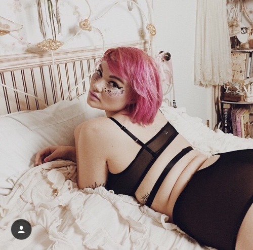 thedirtiestkitten:  italiankong:  Funky, sexy, curvy. Adorable Isabel Hendrix.  Oh, i adore her. 😍 