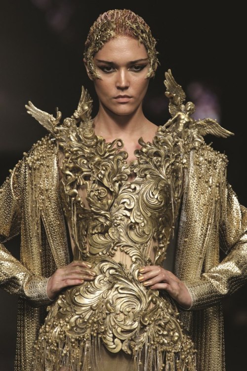 swiczeniuk: unseelieallure: (via Dreadful Designs) Image caption: Jakarta Fashion Week 2012JAKARTA, 