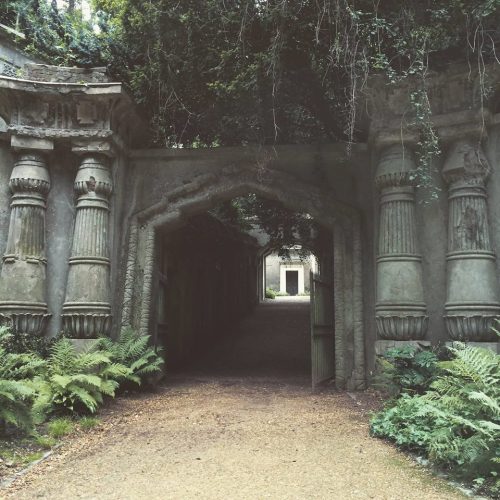 horrorcandybox:Highgate Cemetery, London.By HorrorCandyBox.