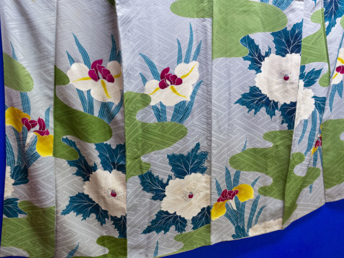 Perfect antique kimono for the month of May and the boy festival, thanks to its ayame (Iris) and fuy