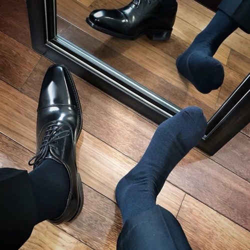 #gay #lgbt #menlove #menfeet #blacksocks #gaysocks #sheersocks #bluesocks https://www.instagram.com