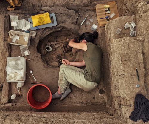 theolduvaigorge:“Çatalhöyük 2013: conservator Ashley Lingle preparing to lift a child’s cranium with