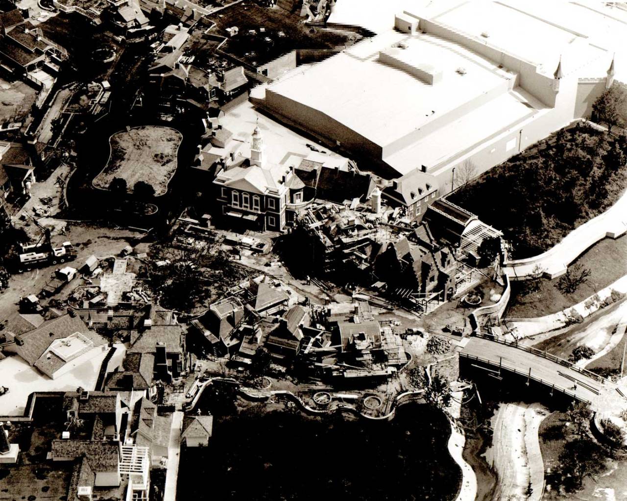 gameraboy:  Construction of Disney World’s Liberty Square. Via Imagineering Disney.