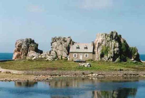 odditiesoflife:Houses in Strange PlacesWhether they are carved out of a mountain, or in an iceberg i