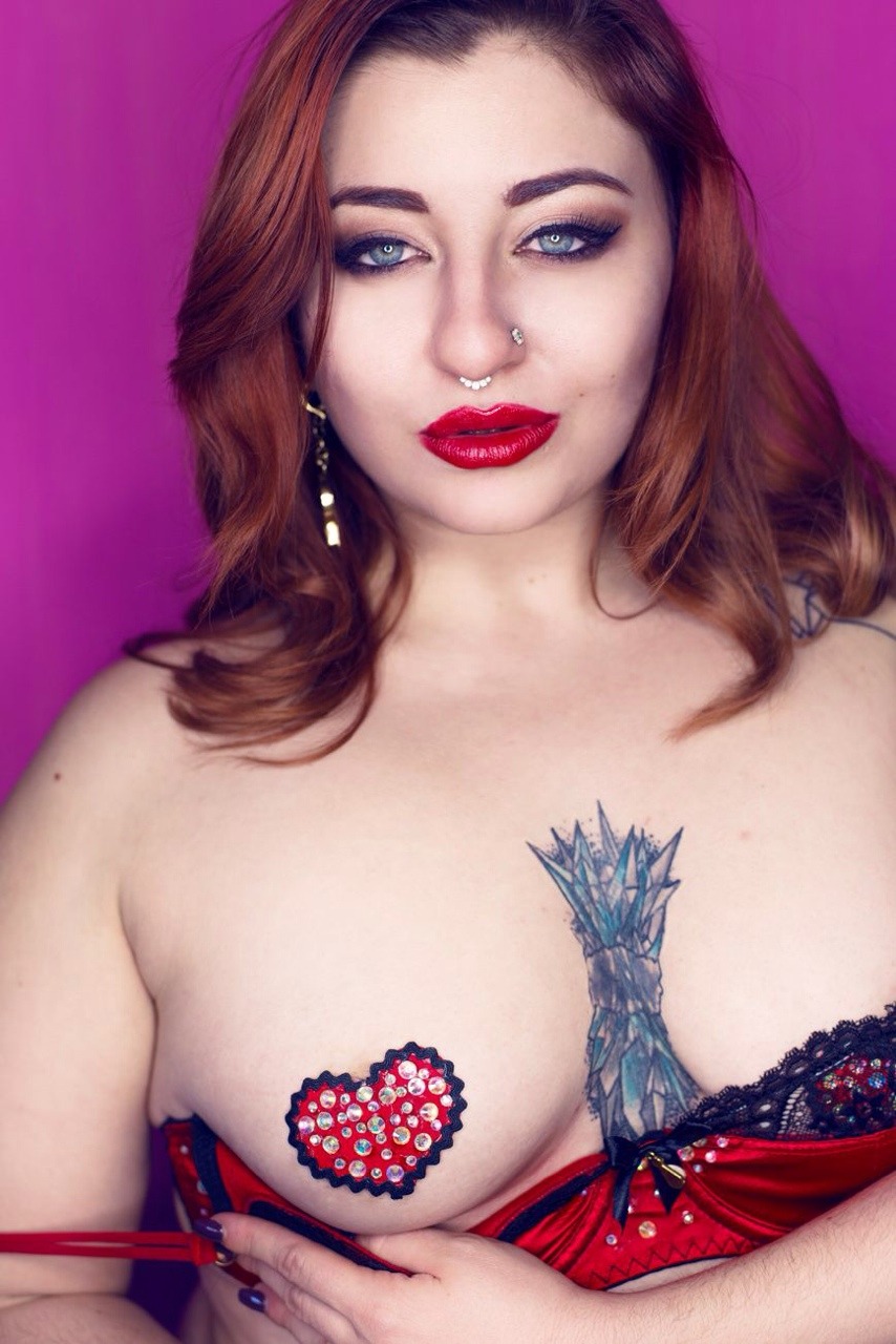 freshiejuice:  Get ready for valentines day with this set “Heartache” by @syntheticshadows