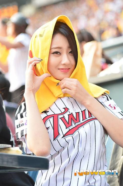 KyungRi (Nine Muses) - LG Twins Game Pics