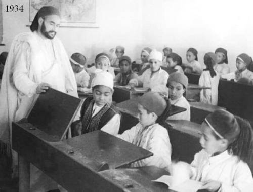 أحد الفصول الدراسيه في ليبيا سنة 1934 classroom in Libyan school 1934