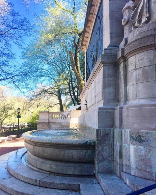 They turned the fountain on! Yay! #itsthelittlethings #riverside #uws #springinny (at Firemen’