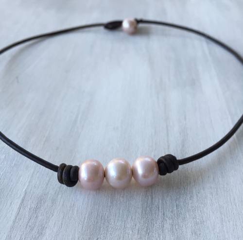 //to buy click on link in my bio// #jewelryonetsy #pearls #pinkpearls #pearlsonleather#freshwaterpea