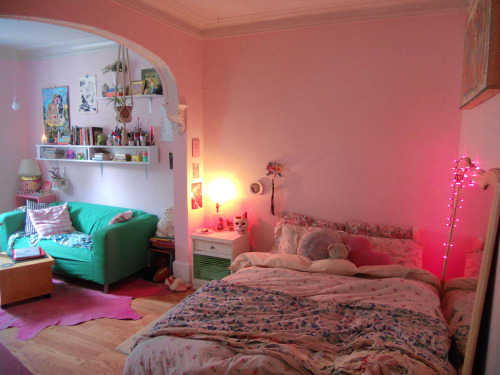 smilingbucky:charlinebataille:in case you were wondering what my room looks like nowis that skull fu