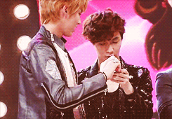 damthemboys:  Just Kris’ yaoi hands compared to the other members. 