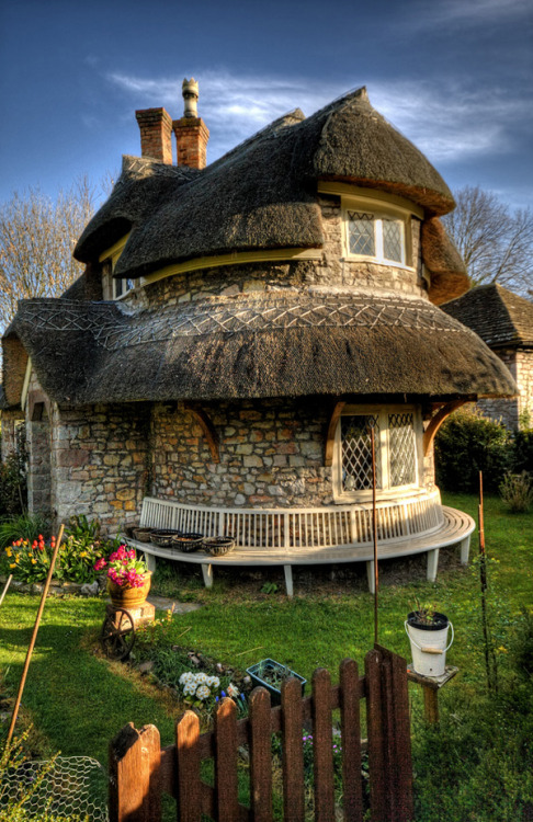 odditiesoflife:  Ten of the Best Storybook Cottage Homes Around the World These 10 fairy tale inspired cottages with their hand-made details call to mind the tales of the Brothers Grimm and other fantasy stories. All of these cottages are real-life homes