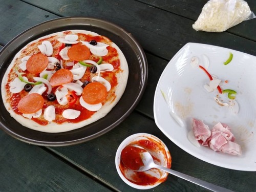 양송이 버섯 농장 Making pizzas out in the Buyeo(부여) countryside at Yangsongi Mushroom Farm (양송이 버섯 농장).Not 