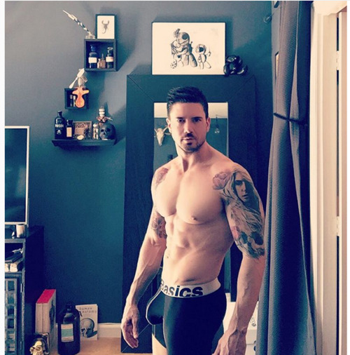 bulge-xlbigdick:  maxiremix:  Joe Putignano   hOt