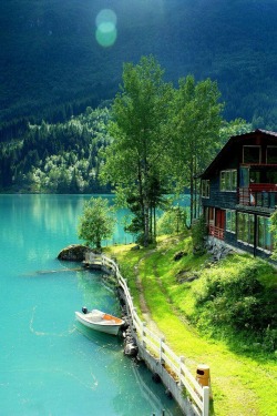 lifeissuchabeach:  house by the lake… 