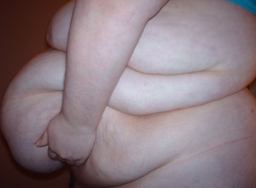 cl6672:  fatslutxox:  My belly is so huge. What would you like to do with it?  fatty heave-ho! so fi