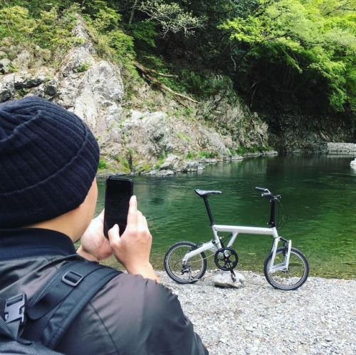 jinken24: 一昨日。ここ数年、夏には檜原村で自転車とドボンと肉と映画の野外上映で盛り上がってるCharifuriの皆さんのツアー。RISくんこと@narifuri_genki が今年のツアーの