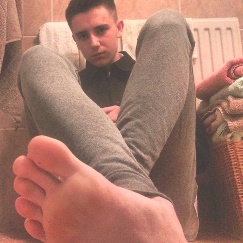 whitemalefeet:Handsome fellow ;) great feet