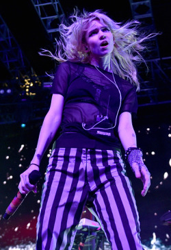 loveyouclaire: Grimes performing @ Coachella