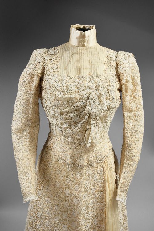 Worth dress ca. 1900-05From Coutau-Bégarie via Interencheres