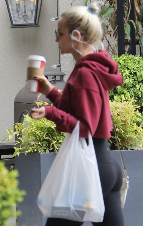 Dove Cameron booty, out in Los Angeles - May 20, 2018  