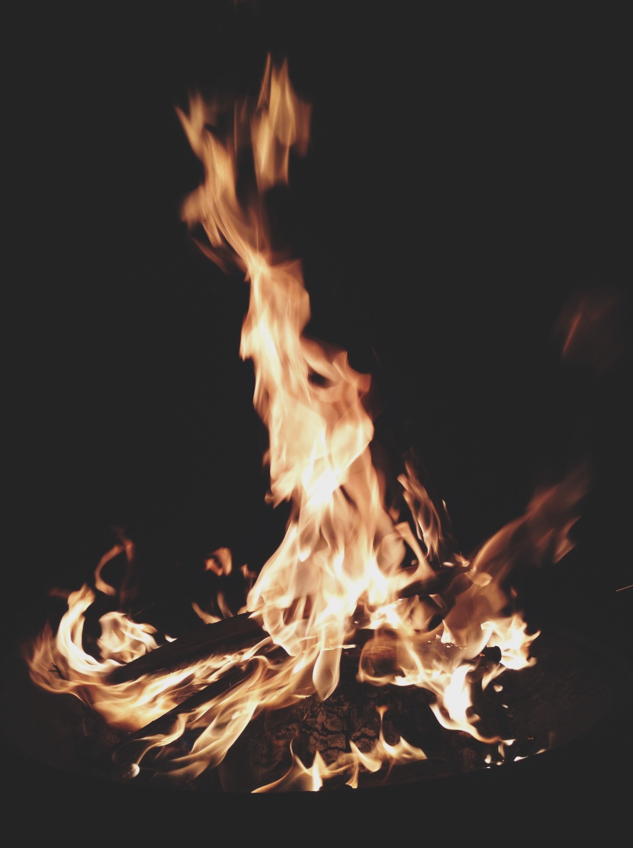 war-god:  Taken by me.   Un fuoco lungo la spiaggia &hellip; Tanti amici e musica